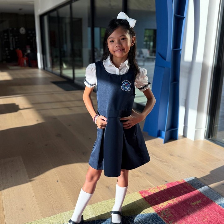<p>Dalam potret ini, Amaira tampak mengenakan seragam sekolah <em>pinafore</em> berwarna biru muda, di atas kemeja putih berkerah dan lengan pendek. Amaira makin terlihat manis karena mengenakan aksesoris pita putih di rambutnya. (Foto: Instagram @farahquinnofficial)</p>