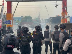 Brimob Polda Metro Back Up BNN Gerebek Bos Narkoba di Kampung Bahari