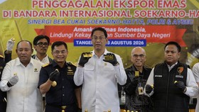 Petugas menunjukkan barang bukti emas saat konferensi pers penindakan penyelundupan ekspor emas di Kantor Bea Cukai Bandara Soekarno-Hatta, Tangerang, Banten, Kamis (13/8/2026). Bea Cukai bersama Aviation Security Bandara Soekarno-Hatta menggagalkan