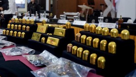 Petugas menunjukkan barang bukti emas saat konferensi pers penindakan penyelundupan ekspor emas di Kantor Bea Cukai Bandara Soekarno-Hatta, Tangerang, Banten, Kamis (13/8/2026). Bea Cukai bersama Aviation Security Bandara Soekarno-Hatta menggagalkan