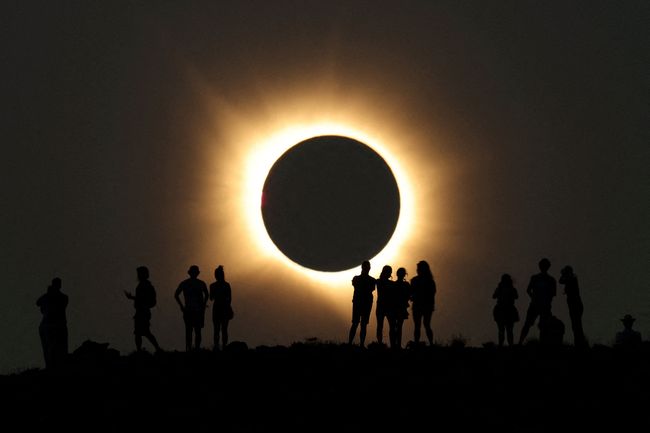 Bulan menutupi matahari sepenuhnya saat gerhana matahari total, sebagaimana terlihat dari Observatorium Astrofisika Javalambre di Arcos de las Salinas, dekat Teruel, Spanyol, pada 12 Agustus 2026. (REUTERS/Christian Hartmann)