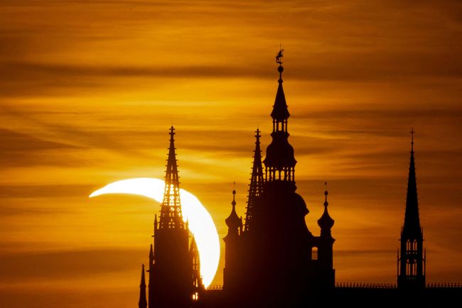 Bulan menutupi sebagian Matahari saat gerhana matahari di atas Kastil Praha, sebagaimana terlihat dari Praha, Republik Ceko, pada 12 Agustus 2026.