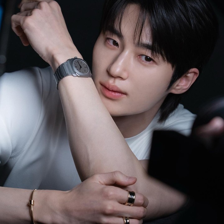 <p>Byeon Woo Seok yang terkenal berkat perannya di drama <em>Lovely Runner</em> ini akan mengadakan fan meeting yang berjudul <em>The Secret Library</em> yang diadakan pada hari Sabtu, 7 November 2026 mendatang. (Foto: Instagram @varoent_official)</p>