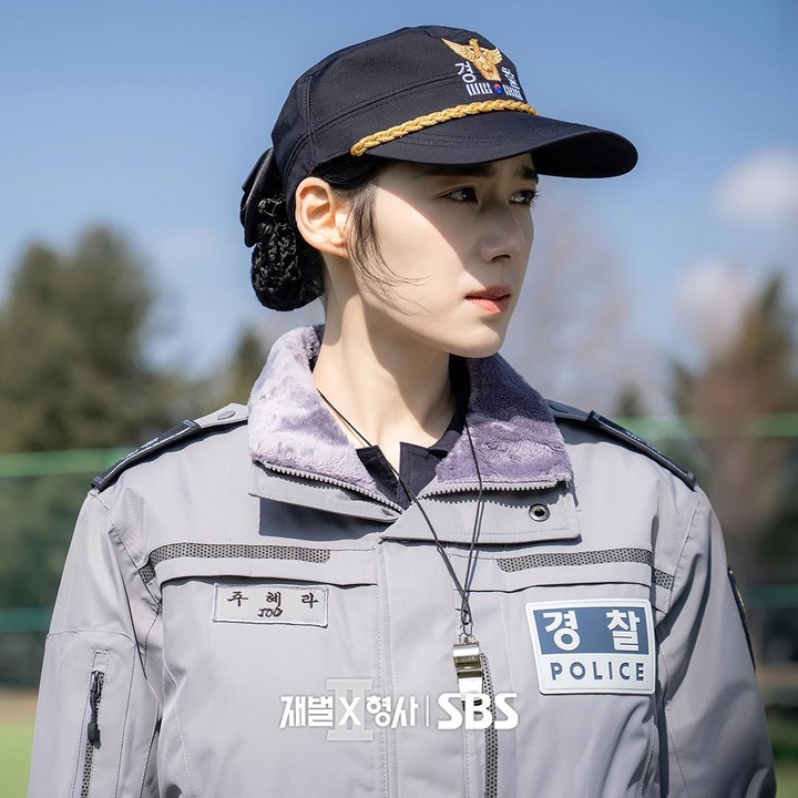 <p>Dalam drama terbaru berjudul <em>Flex x Cop 2</em>, Jung Eun Chae berperan sebagai Joo Hye Ra, seorang detektif veteran yang menjadi anggota polisi andalan dari tim kontra-terorisme. (Foto: Instagram @sbsdrama.official)</p>