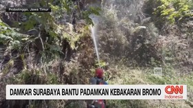 Damkar Surabaya Bantu Padamkan Kebakaran Bromo