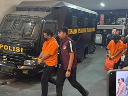 Tangan Diborgol, 8 Tersangka Kasus 1,3 Ton Ketamin Tiba di Bareskrim
