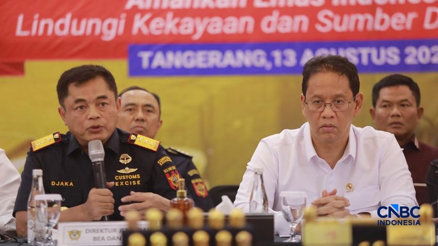 ⁠Direktur Jenderal Bea dan Cukai, Djaka Budi Utama saat Konferensi Pers Penindakan Penyelundupan Ekspor Emas KPU Bea dan Cukai Tipe C Soekarno-Hatta, di Aula Gedung B KPU Bea dan Cukai Soekarno Hatta, Tangerang, Banten, Kamis (13/8/2026). (CNBC Indonesia/Muhammad Sabki)