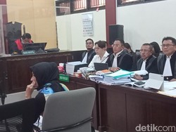 Ketika Doktif Minta Richard Lee Lepas Wig di Sidang