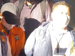 Berbaju Tahanan, 2 Pelaku Hafalan Quran Tukar Miras Digiring ke Rutan