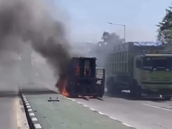 Forklift Baru Keluar Bengkel Terbakar di Jalan Pantura Kendal