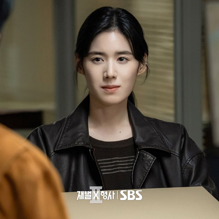 Ia juga sempat menjadi instruktur yang memberikan program pelatihan ketat untuk Yi Soo selama di akademi kepolisian./ Foto: instagram.com/sbsdrama.official