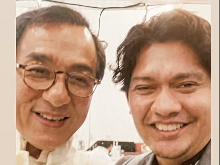 Momen Tak Terduga Jackie Chan Panggil Iko Uwais ke Panggung