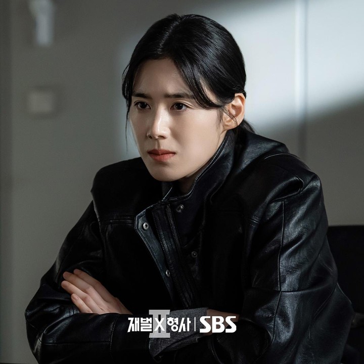 <p>Dalam drama Korea <em>Flex x Cop 2</em>, Jung Eun Chae beperan sebagai karakter yang kuat, tetapi di sisi lain ia memiliki sifat yang manusiawi dan mandiri. Ia juga digambarkan sebagai sosok kepala polisi yang sangat berpengalaman.(Foto: Instagram @sbsdrama.official)</p>