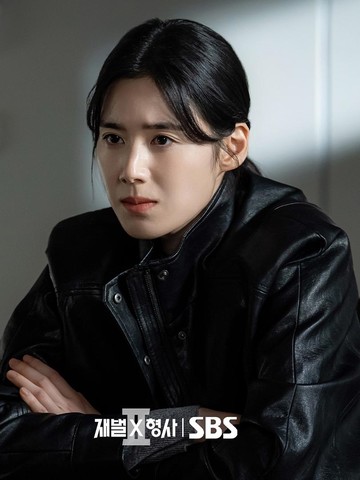 6 Potret Karismatik Jung Eun Chae sebagai Detektif di Drakor Terbaru Flex X Cop 2