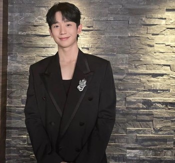 7 Potret Menawan Jung Hae In, AKtor Korea Berbakat yang Penuh Karisma