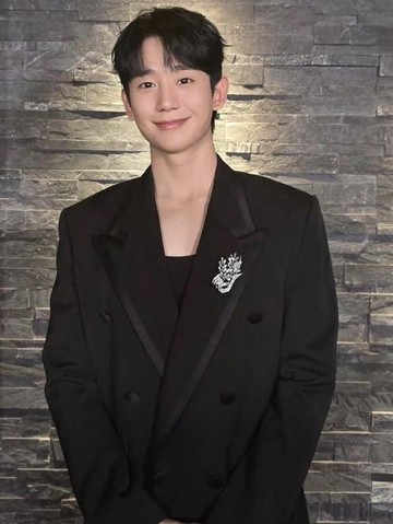 7 Potret Menawan Jung Hae In, AKtor Korea Berbakat yang Penuh Karisma
