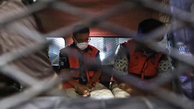 Kejagung ungkap peran dua pegawai DJP dalam kasus dugaan korupsi PT TPL. Kerugian negara diperkirakan mencapai Rp2 triliun akibat manipulasi pajak.