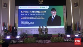 Ketum Muhammadiyah Haedar Nasir saat memberi orasi kebangsaan dalam peringatan Hari Pers dan Literasi Muhammadiyah di UMJ, Cirendeu, Tangerang Selatan, Kamis (13/8/2026).