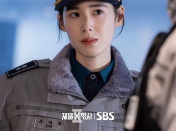 Kini, Hye Ra kembali bertemu Yi Soo sebagai rekan investigasinya dan siap menyelesaikan berbagai kasus kriminal./ Foto: instagram.com/sbsdrama.official