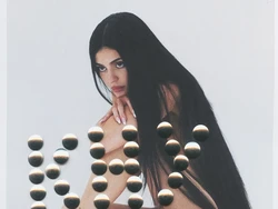 Kylie Jenner Rilis Koleksi Sepatu, Gandeng Brand Italia Gia Borghini