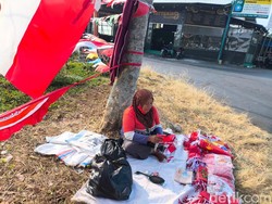 Kisah Lilis Jaga Asa Jualan Bendera di Tengah Gempuran Online Shop