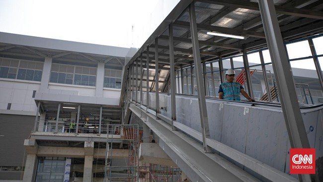 Proyek Light Rail Transit (LRT) Jakarta rute Kelapa Gading-Manggarai ditargetkan mulai beroperasi pada Agustus 2026. Kepastian operasional moda transportasi terpadu ini diperoleh setelah pengerjaan fisiknya tercatat telah mencapai tingkat kesiapan hi