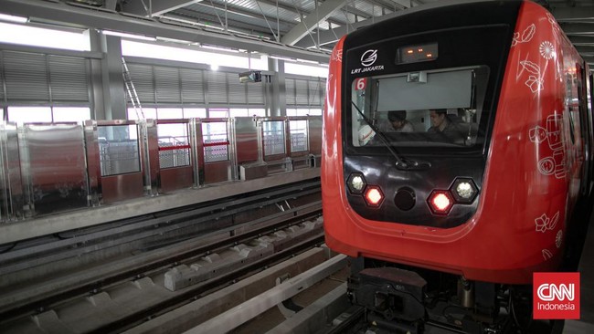 Proyek Light Rail Transit (LRT) Jakarta rute Kelapa Gading-Manggarai ditargetkan mulai beroperasi pada Agustus 2026. Kepastian operasional moda transportasi terpadu ini diperoleh setelah pengerjaan fisiknya tercatat telah mencapai tingkat kesiapan hi
