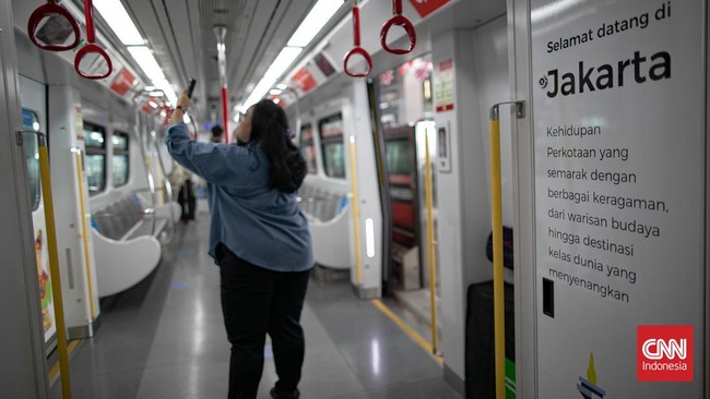 Proyek Light Rail Transit (LRT) Jakarta rute Kelapa Gading-Manggarai ditargetkan mulai beroperasi pada Agustus 2026. Kepastian operasional moda transportasi terpadu ini diperoleh setelah pengerjaan fisiknya tercatat telah mencapai tingkat kesiapan hi