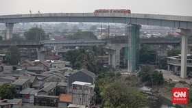 Proyek Light Rail Transit (LRT) Jakarta rute Kelapa Gading-Manggarai ditargetkan mulai beroperasi pada Agustus 2026. Kepastian operasional moda transportasi terpadu ini diperoleh setelah pengerjaan fisiknya tercatat telah mencapai tingkat kesiapan hi