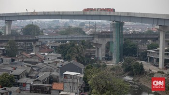 Proyek Light Rail Transit (LRT) Jakarta rute Kelapa Gading-Manggarai ditargetkan mulai beroperasi pada Agustus 2026. Kepastian operasional moda transportasi terpadu ini diperoleh setelah pengerjaan fisiknya tercatat telah mencapai tingkat kesiapan hi