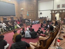 Massa Geruduk DPRD Pati Malam Ini, Belasan Anggota Dewan Tertahan
