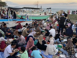 Momen Warga Kampung Kusamba dan Gelgel Megibung di Tepi Laut