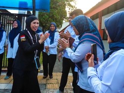 Kunjungan ke SRMP 9 Bandung, Melly Goeslaw Dengar Cerita Para Siswa