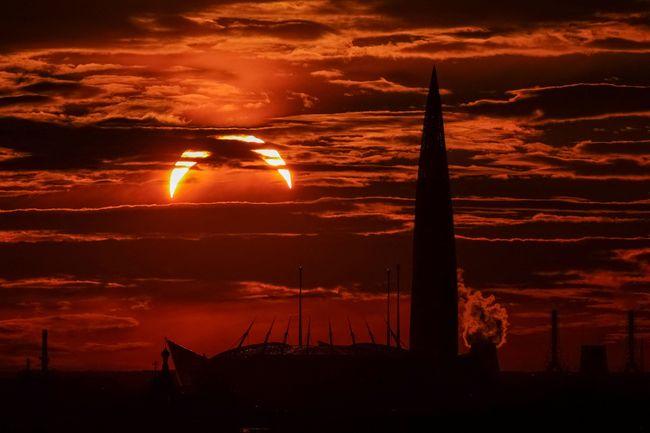 Menara perkantoran Lakhta Centre dan stadion Gazprom Arena terlihat saat gerhana matahari sebagian di Saint Petersburg, Rusia, pada 12 Agustus 2026.