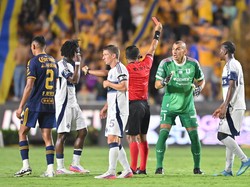 Kiper Ini Dorong Wasit, Kartu Merah, Ngamuk Banting Kursi!