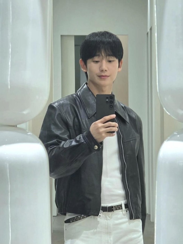 Namanya mulai dikenal secara luas ketika memerankan tokoh polisi tampan dalam drakor 'While You Were Sleeping' tahun 2017 lalu./ foto: instagram.com/holyhaein