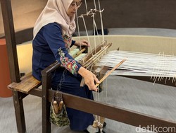 Menikmati Jejak Tenun Perajin Binaan CTI di Instalasi Weaving Archipelago