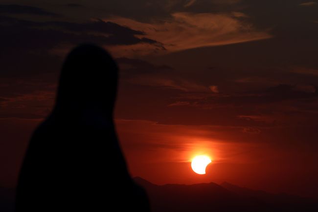 Patung Bunda Maria di Bukit Penampakan di Medjugorje saat gerhana matahari sebagian di Medjugorje, Bosnia dan Herzegovina, 12 Agustus 2026.