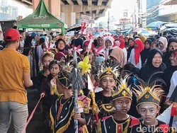 Kreatif, Ratusan Siswa SD Pamanukan Ubah Sampah Jadi Baju Pawai