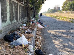 Bau dan Licin, Sampah Menumpuk di Jalan Akses Pasar Gedebage