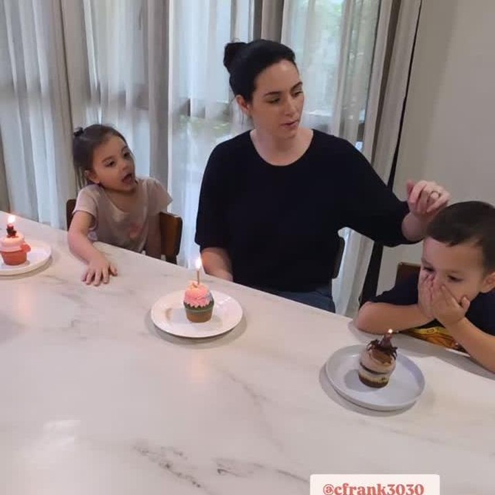 <p>Salah satu momen unik terlihat saat kedua anak Randy duduk di meja makan bersama ibunda dan mendapatkan <em>cupcake</em> tanpa lilin, sementara sang Bunda menerima <em>cupcake</em> dengan lilin. Keduanya ikut merayakan ulang tahun dengan makan kue bersama dan meniup lilin yang ada <em>cupcake</em> ibundanya. "Yang ulang tahun siapa, yang tiup lilin harus semua," tulis Randy. (Foto: Instagram @randpunk)</p>