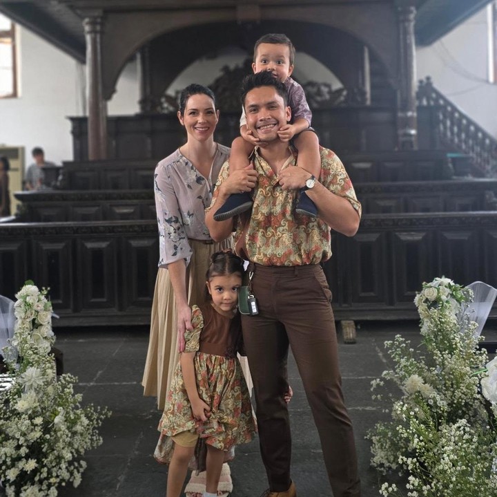 <p>Aktor Randy Pangalila kembali membagikan momen manis kebersamaan dengan sang istri Chelsey Frank di Instagram. Kali ini, Randy mem-<em>posting</em> perayaan ulang tahun sang istri yang sederhana, Bunda. (Foto: Instagram @randpunk)</p>