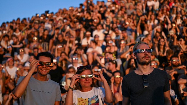 People watch the solar eclipse at Olympic Park in Munich, Germany, August 12, 2026. REUTERS/Fariha Farooqui