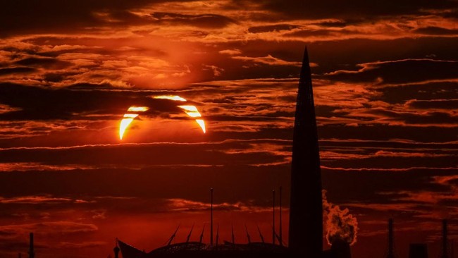 The Lakhta Centre business tower and Gazprom Arena stadium are pictured during a partial solar eclipse in Saint Petersburg, Russia August 12, 2026.  REUTERS/Marina Lystseva