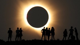 Bulan sepenuhnya menutupi matahari selama gerhana matahari total, seperti yang terlihat dari Observatorium Astrofisika Javalambre di Arcos de las Salinas, dekat Teruel, Spanyol, pada 12 Agustus 2026. REUTERS/Christian Hartmann