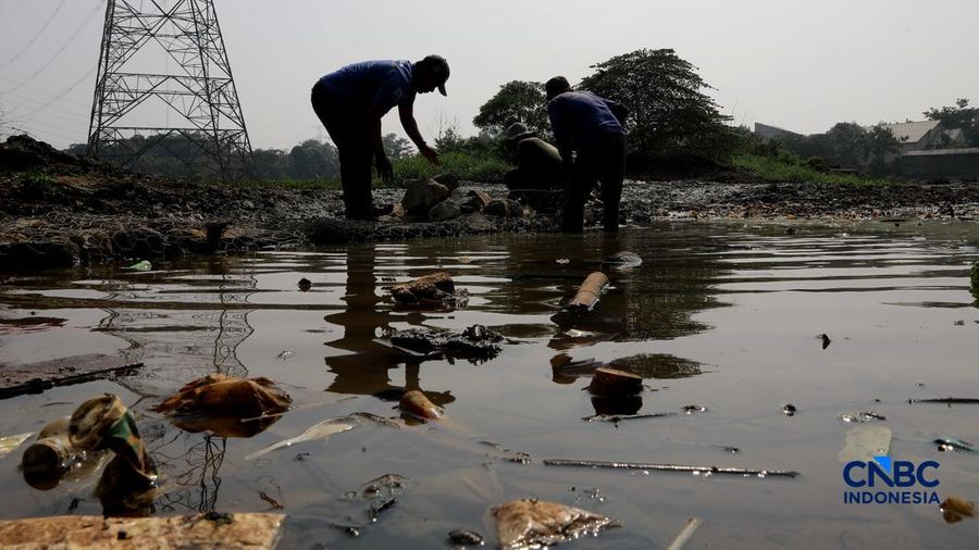Petugas Satgas SDA PUPR kota depok memasang bronjong batu kali di letak jejak banjir nan sekarang sudah mengering di Jalan penghubung Kampung Bulak, Cipayung, Depok, Jawa Barat, Kamis, (13/8/2026).