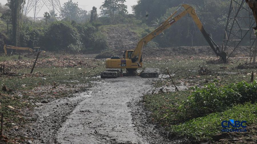 Petugas Satgas SDA PUPR kota depok memasang bronjong batu kali di letak jejak banjir nan sekarang sudah mengering di Jalan penghubung Kampung Bulak, Cipayung, Depok, Jawa Barat, Kamis, (13/8/2026).