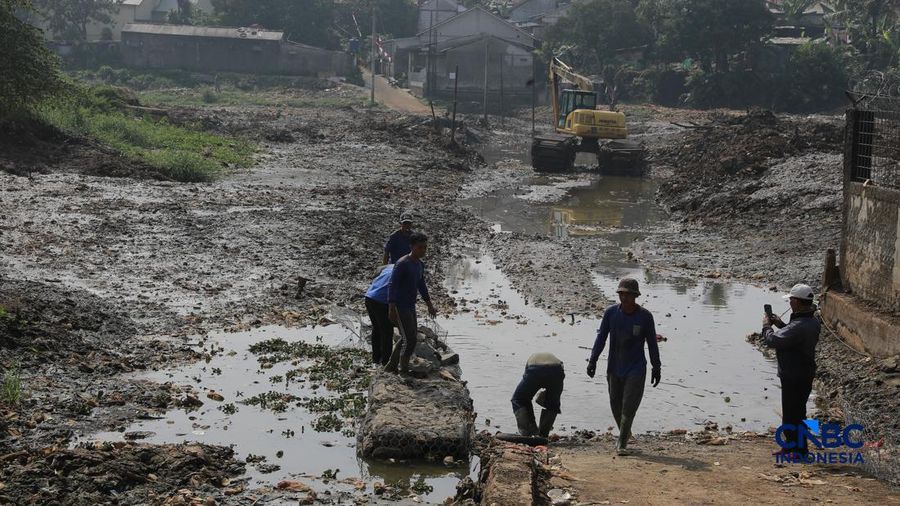 Petugas Satgas SDA PUPR kota depok memasang bronjong batu kali di letak jejak banjir nan sekarang sudah mengering di Jalan penghubung Kampung Bulak, Cipayung, Depok, Jawa Barat, Kamis, (13/8/2026). (CNBC Indonesia/Muhammad Sabki)