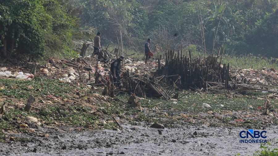 Petugas Satgas SDA PUPR kota depok memasang bronjong batu kali di letak jejak banjir nan sekarang sudah mengering di Jalan penghubung Kampung Bulak, Cipayung, Depok, Jawa Barat, Kamis, (13/8/2026).