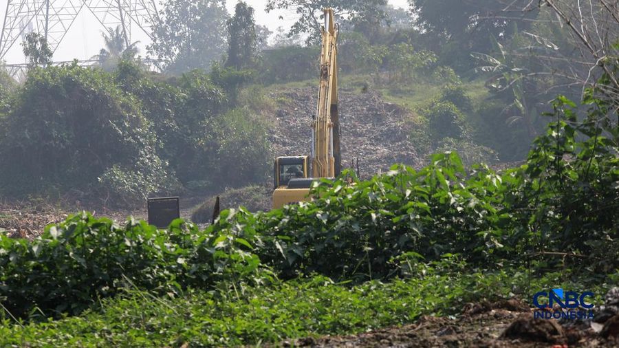 Petugas Satgas SDA PUPR kota depok memasang bronjong batu kali di letak jejak banjir nan sekarang sudah mengering di Jalan penghubung Kampung Bulak, Cipayung, Depok, Jawa Barat, Kamis, (13/8/2026).